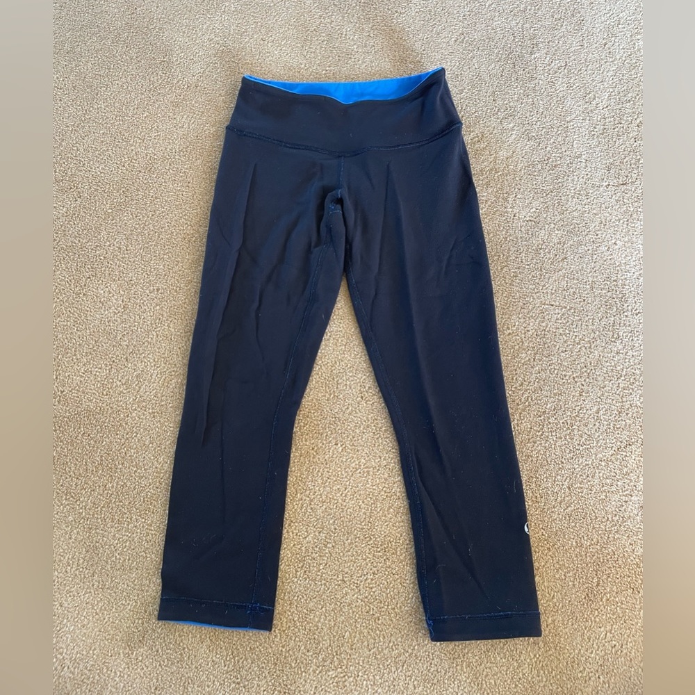 Lululemon black and blue reversible cropped leggings